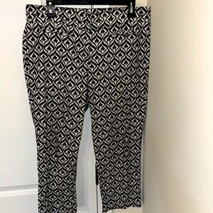 Capri Pants
Black & White
Size 10
New York & Company